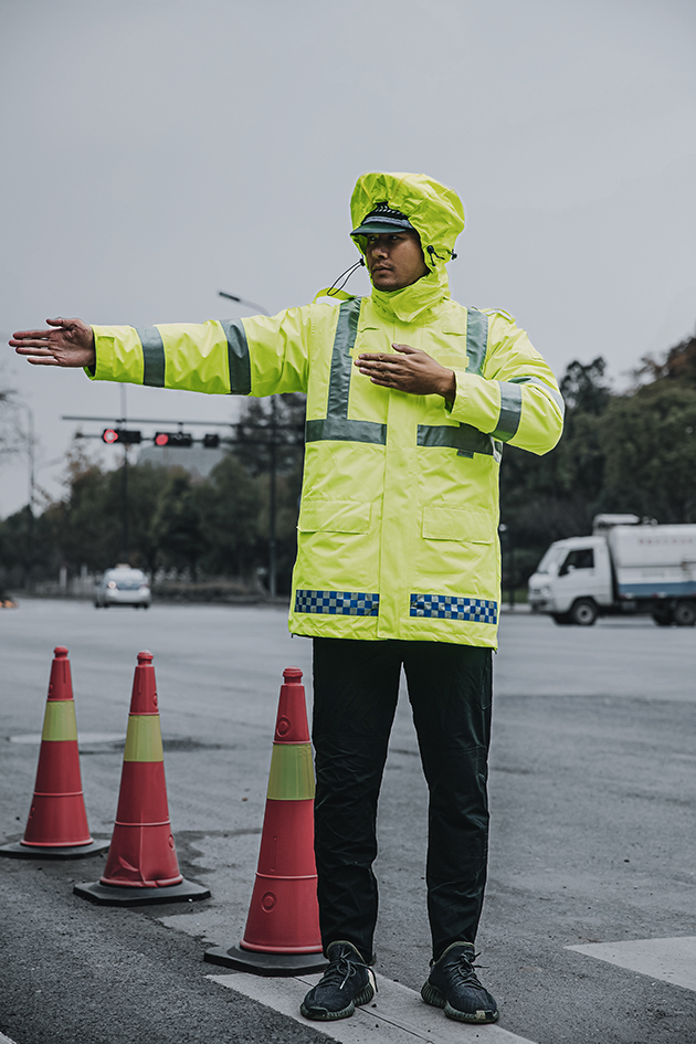反光雨衣批發(fā)哪里價格實惠？選擇大廠供應商，價格實惠質(zhì)量好