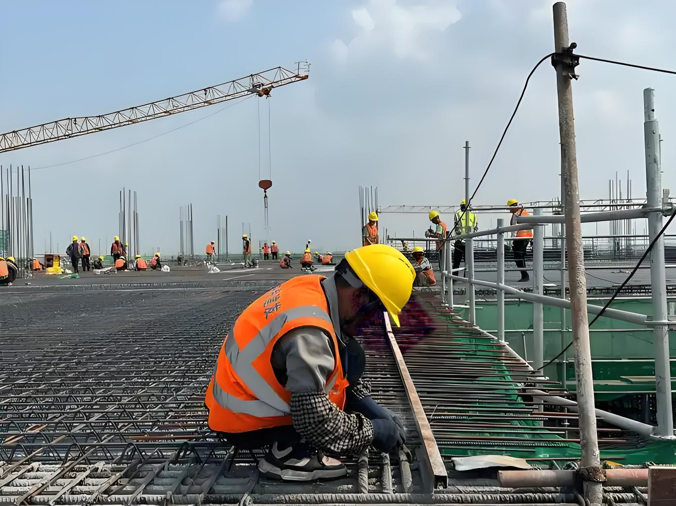 建筑安全帽材質(zhì)要點(diǎn)：選擇與性能解析