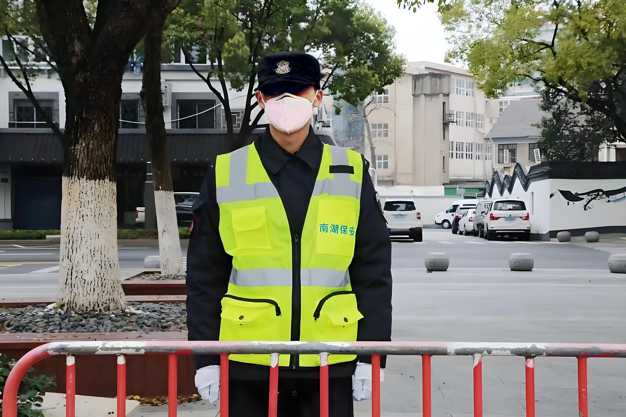 解讀警察反光背心款式：功能與設(shè)計(jì)結(jié)合