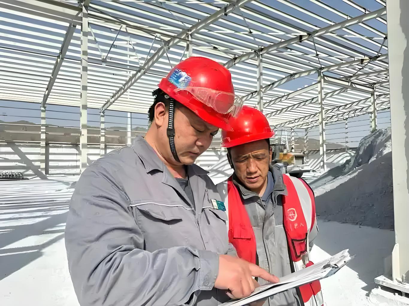 水泥廠工人反光工作服：安全防護(hù)的必備裝備