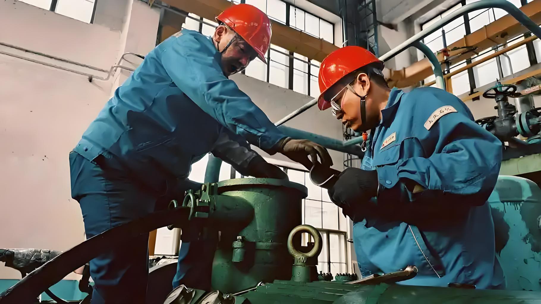 高危作業(yè)場景下，阻燃安全帽不可替代