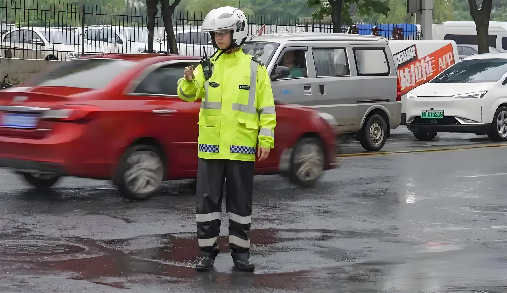 反光雨衣執(zhí)勤服：材質(zhì)全解析