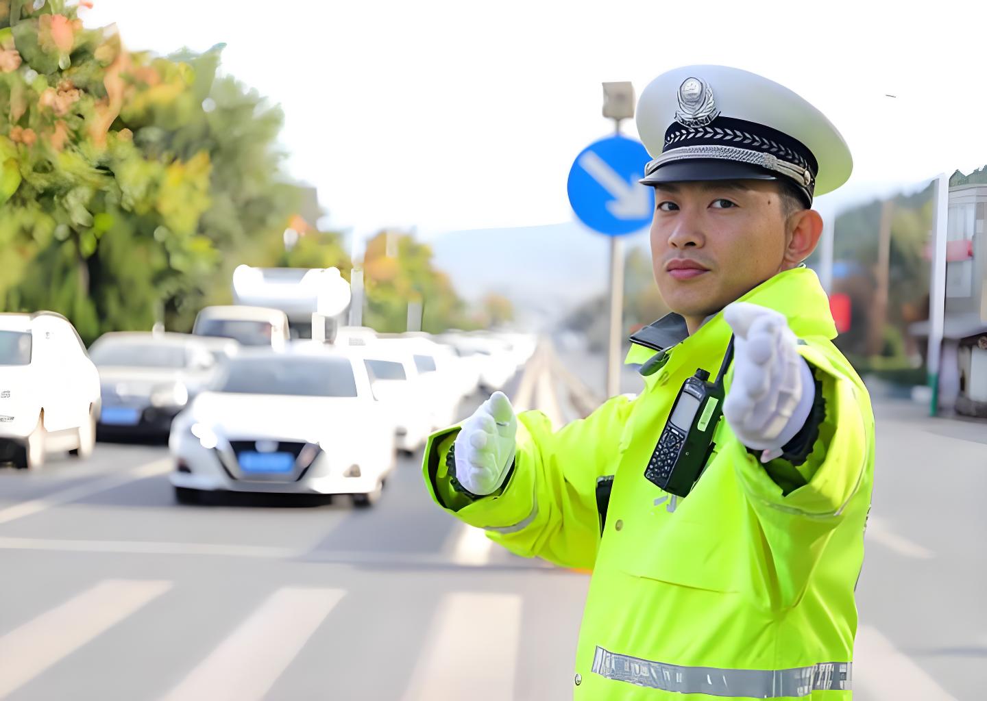 冬季交警執(zhí)勤服：保暖、防護與實用的完美結(jié)合