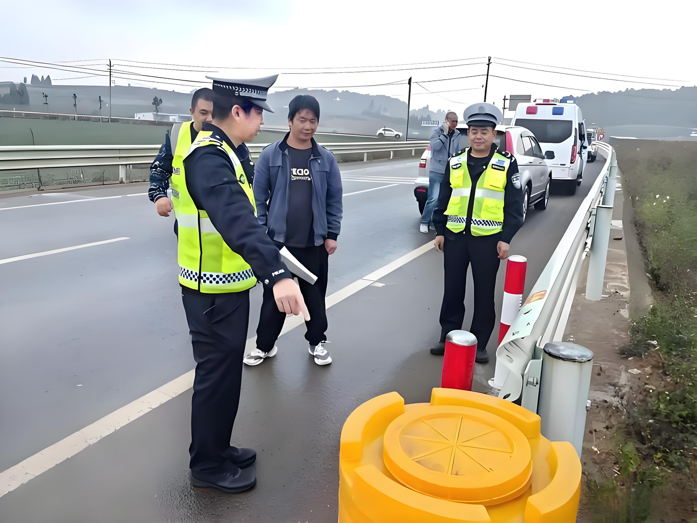 超低溫防護(hù)！防凍-30°C交警反光背心核心要點(diǎn)