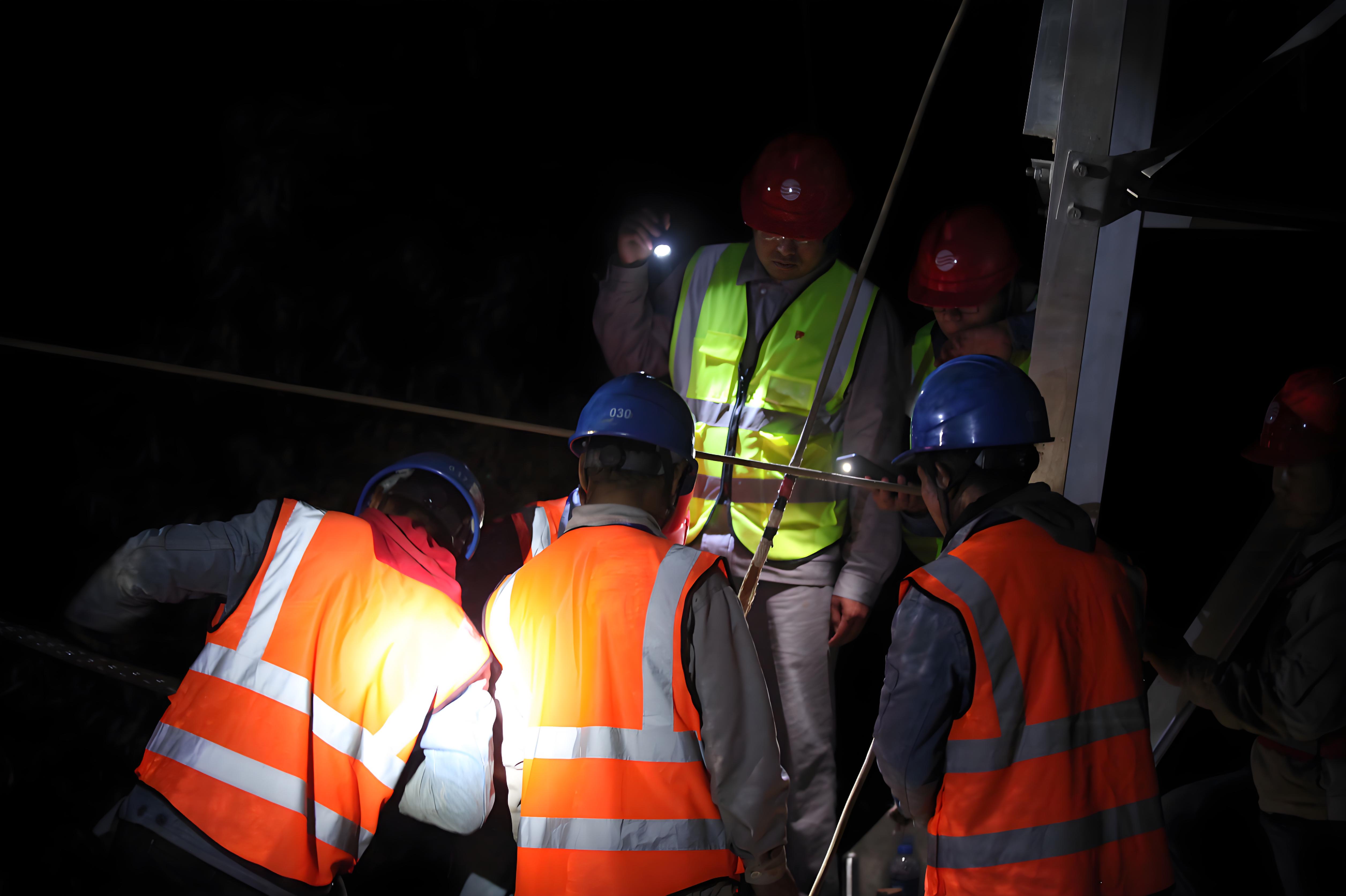 夜間作業(yè)、道路施工、物流搬運(yùn)...---為什么他們都選兩橫拉鏈反光背心？