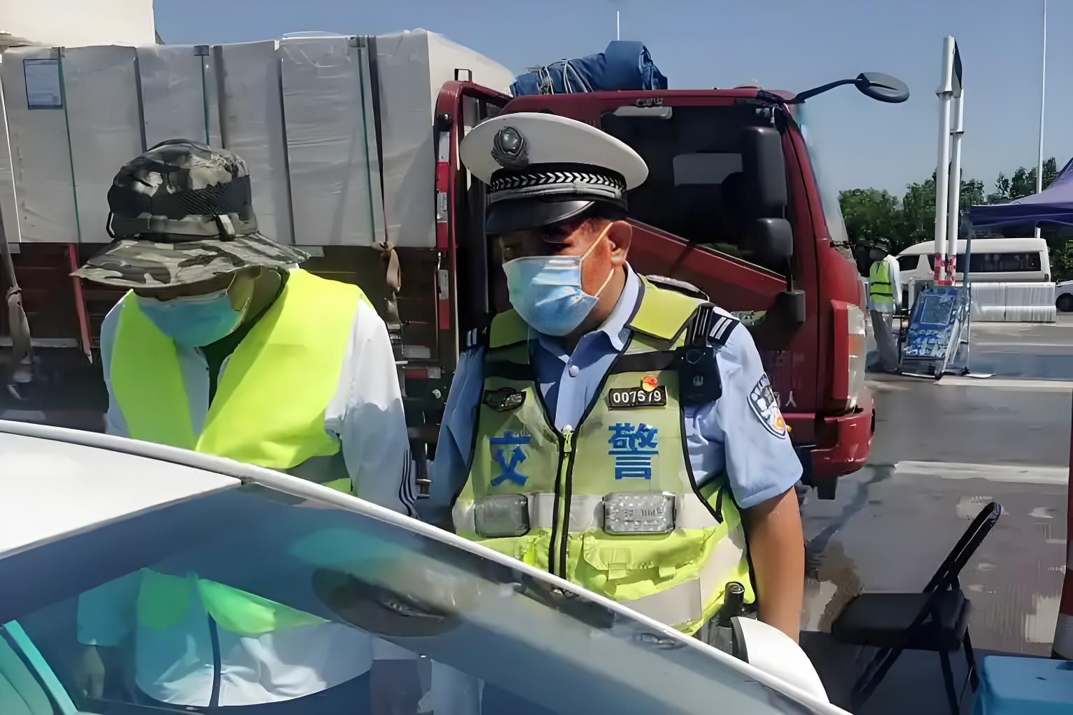 從反光警示到工具收納：多口袋工裝款反光背心的全能設(shè)計(jì)揭秘