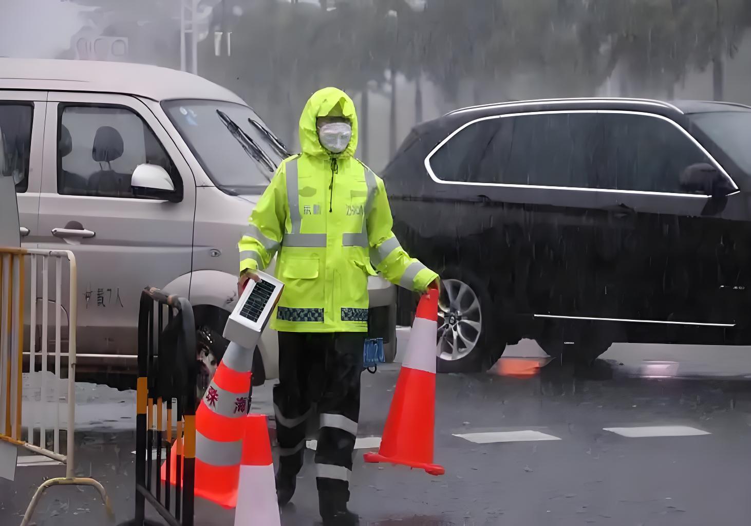 雙重防護(hù)科技：交警反光雨衣防水與反光系統(tǒng)的設(shè)計(jì)原理