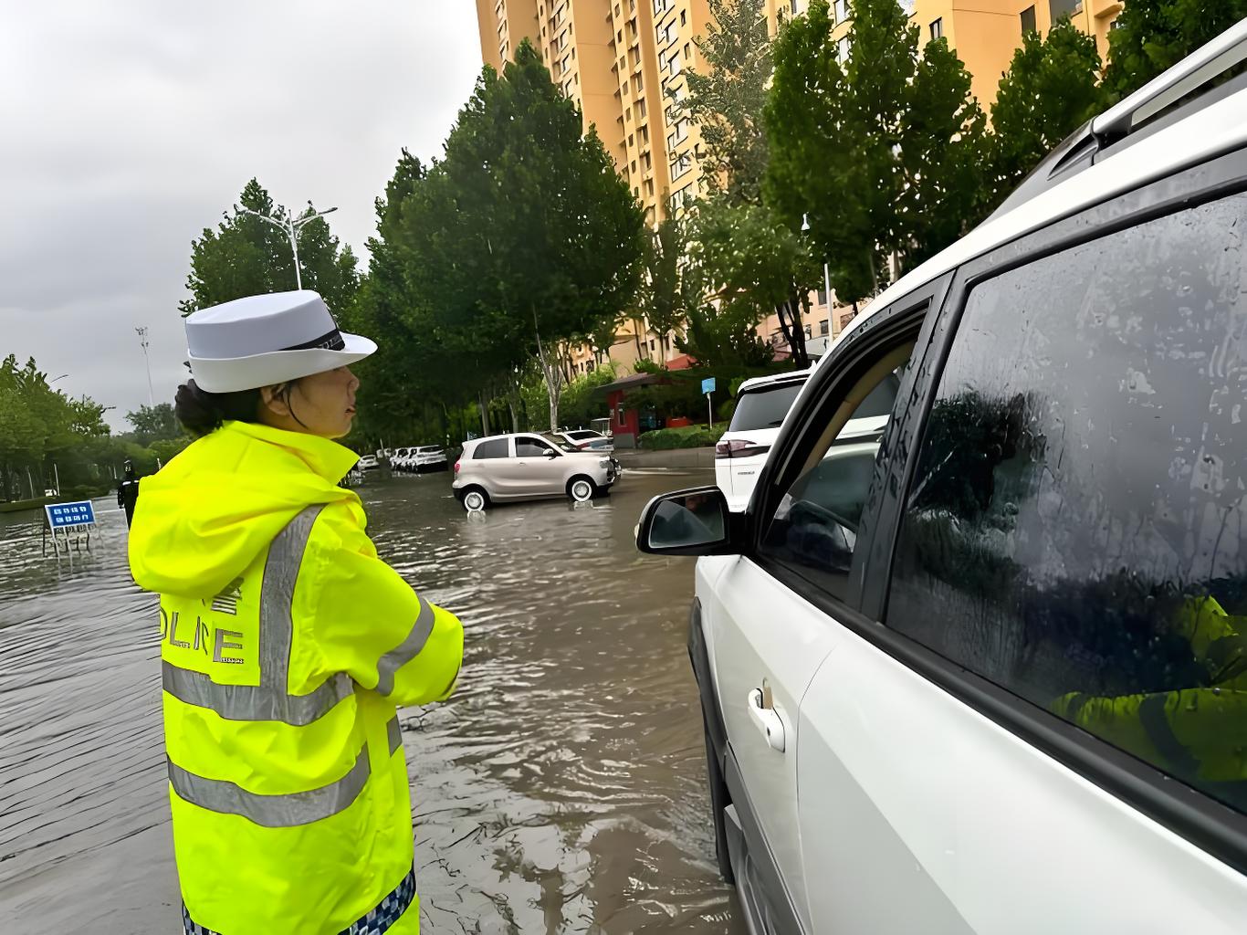 200米外可見的安全屏障：TC亮銀雨衣在高危場景下的應(yīng)用解析