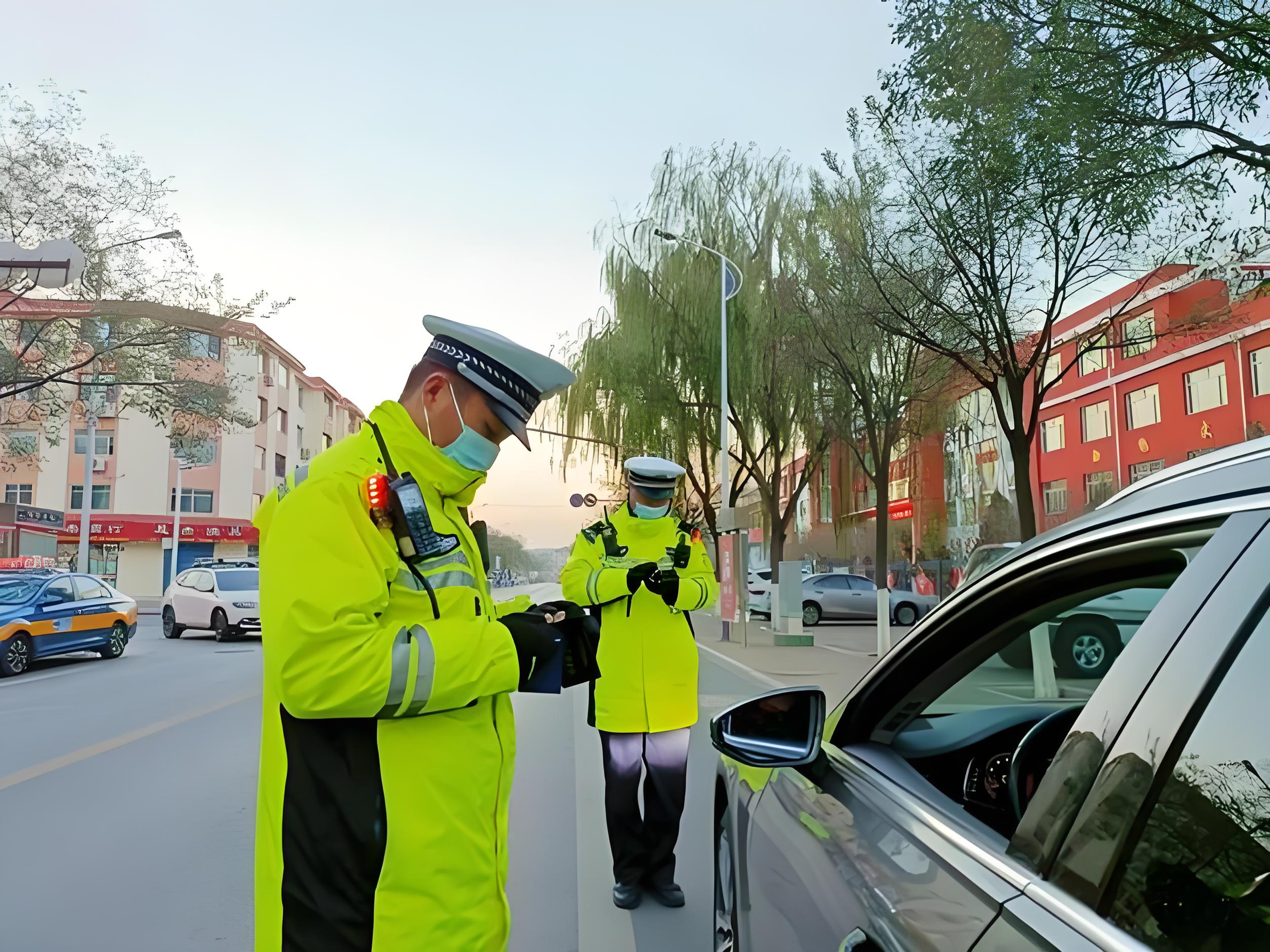 交警冬季執(zhí)勤棉服：保暖與安全雙重保障