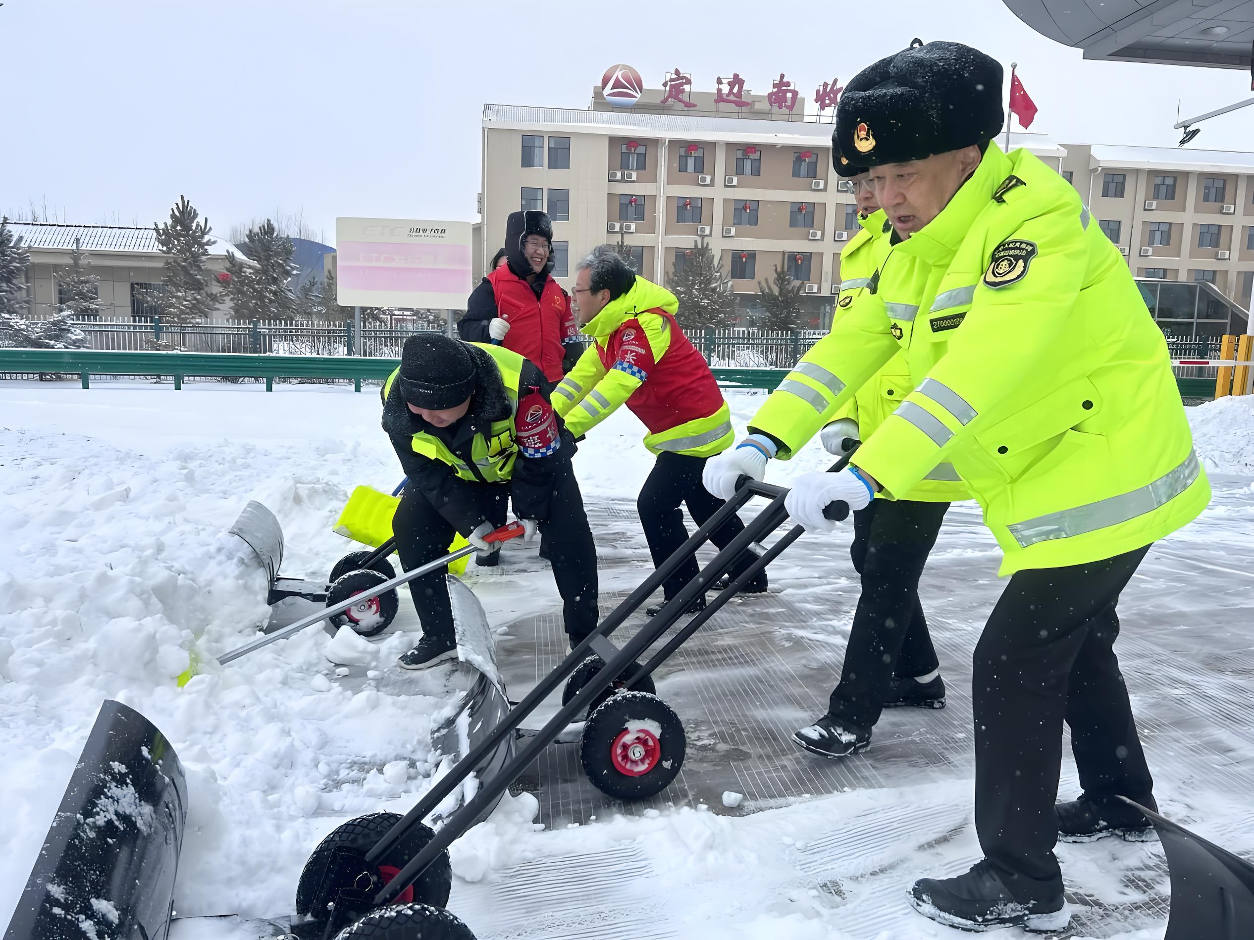 省路政反光棉服：實際應(yīng)用場景與安全保障