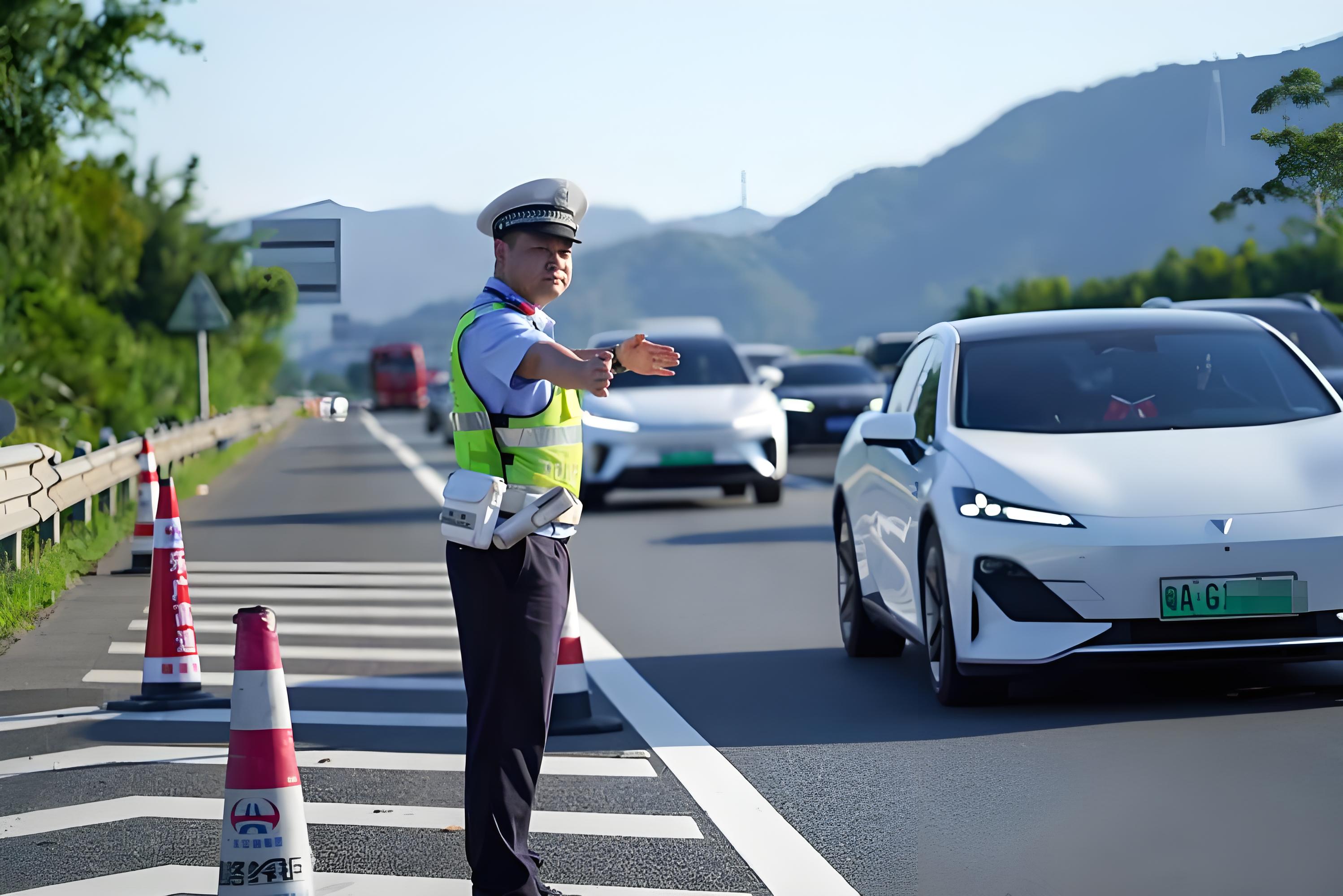 交警反光衣材質(zhì)要求：守護道路安全的關(guān)鍵